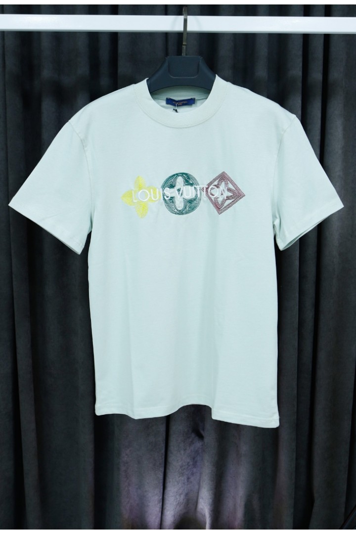 Su Yeşili Louis Vuitton Nakış İşleme Premium Erkek T-Shirt Su Yeşili Louis Vuitton Nakış İşleme Premium Erkek T-Shirt
